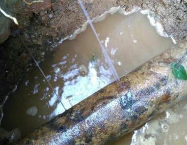 大邑楼顶渗水维修公司分享下地暖漏水的原因及检测方法。